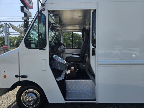 Used 2014 Ford E-350 and Econoline 350 Super Duty w/ A/C Prep Package image 9