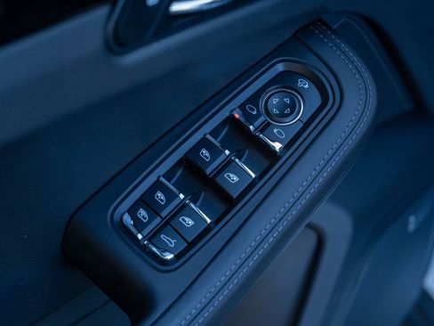 Certified 2025 Porsche Macan image 21