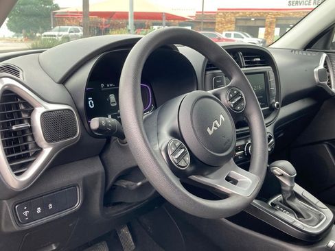 Used 2025 Kia Soul LX w/ LX Technology Package FWD image 8