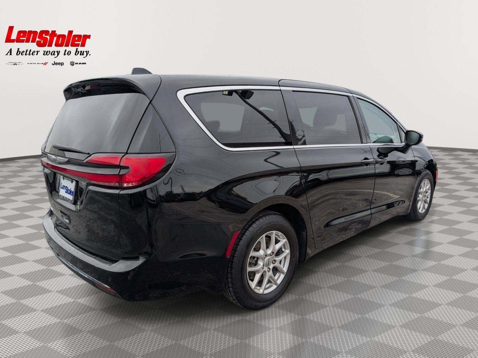 Used 2024 Chrysler Pacifica Touring-L FWD image 5