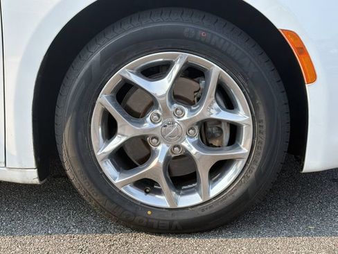 Used 2019 Chrysler Pacifica Limited FWD image 14