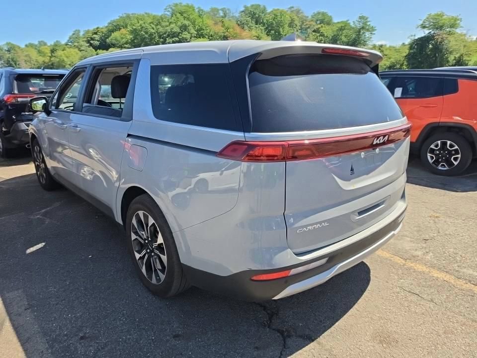 Used 2024 Kia Carnival EX FWD image 6