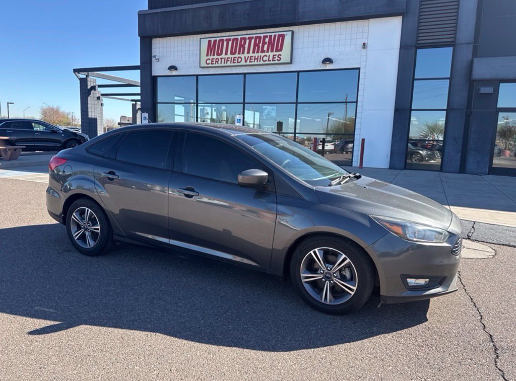 Used 2018 Ford Focus SE w/ SE Appearance Package FWD image 2