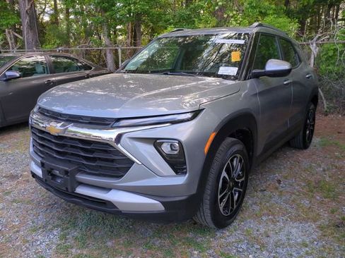 Used 2025 Chevrolet TrailBlazer LT AWD/4WD image 2