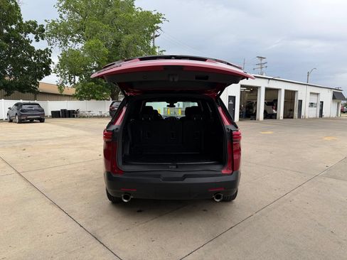 Used 2023 Chevrolet Traverse LT FWD image 34