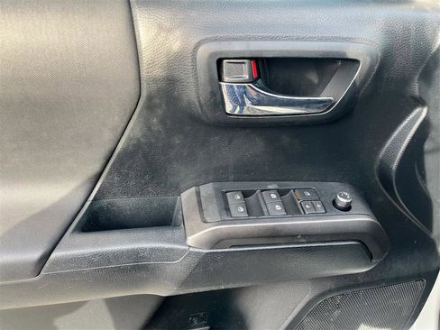 Used 2016 Toyota Tacoma TRD Sport w/ Towing Package image 19