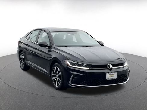 Used 2025 Volkswagen Jetta SE image 3