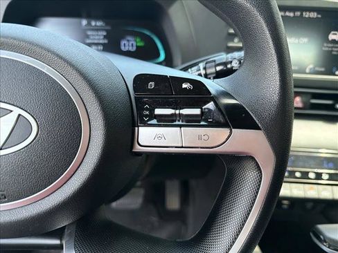Used 2025 Hyundai Elantra Hybrid FWD image 15