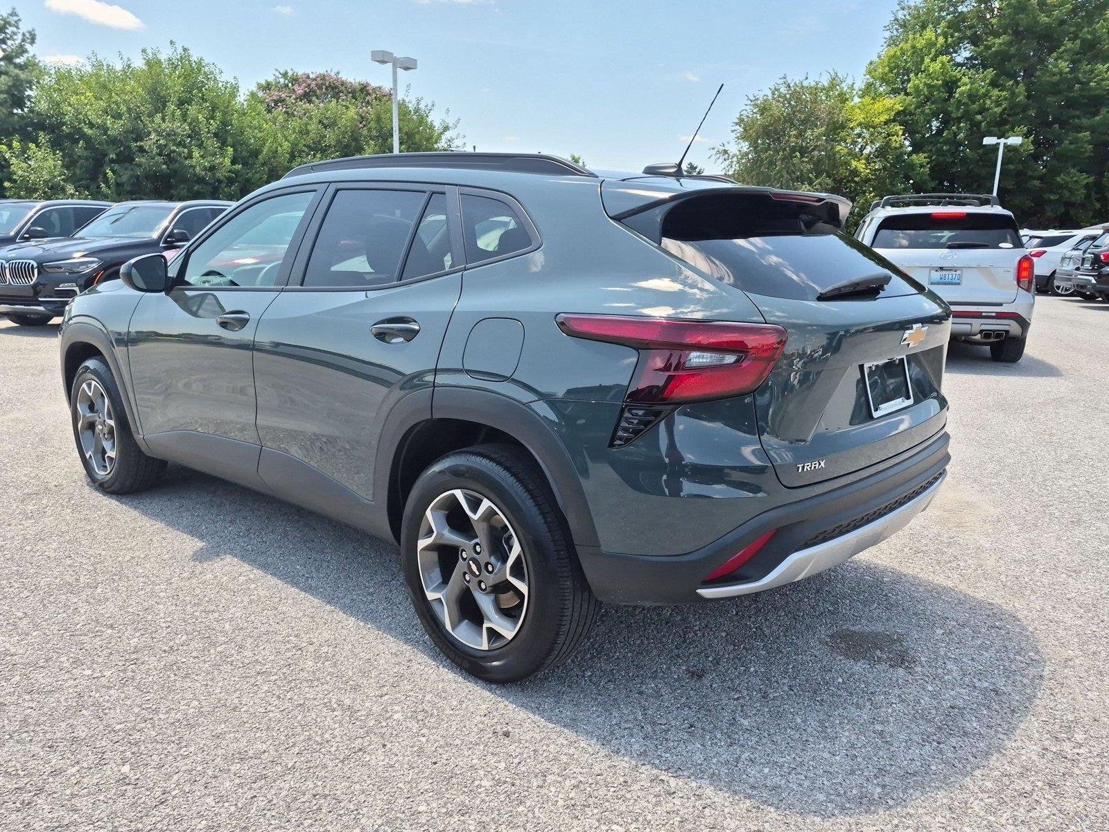 Used 2025 Chevrolet Trax LT FWD image 3