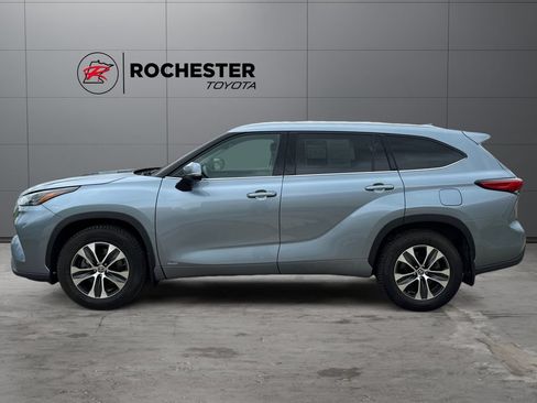 Used 2022 Toyota Highlander XLE AWD/4WD image 2