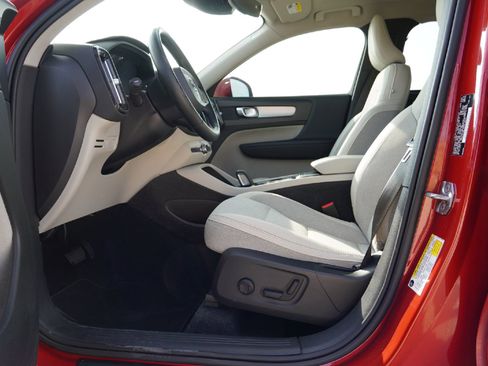 Used 2020 Volvo XC40 T4 Momentum image 20