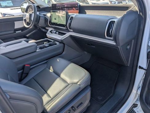 Certified 2025 Ford Expedition Active image 14