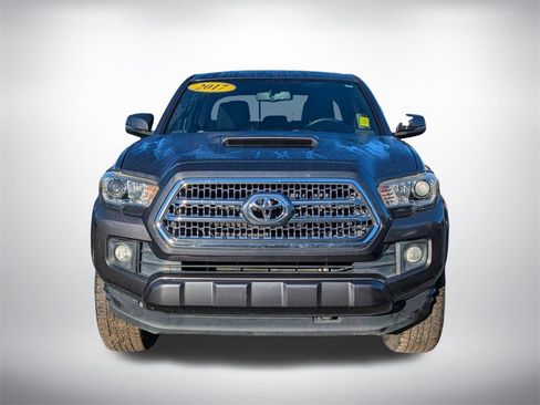 Used 2017 Toyota Tacoma TRD Sport image 9