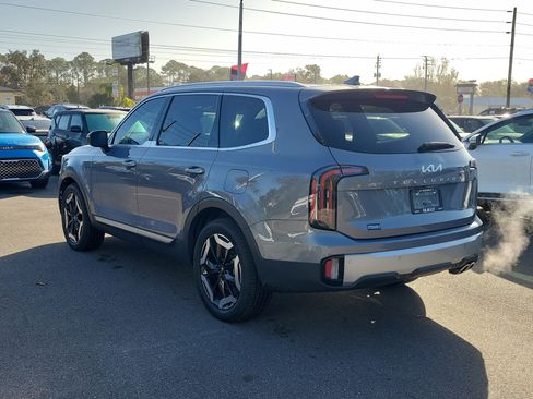 Certified 2023 Kia Telluride EX w/ EX Captain's Chair Package image 4