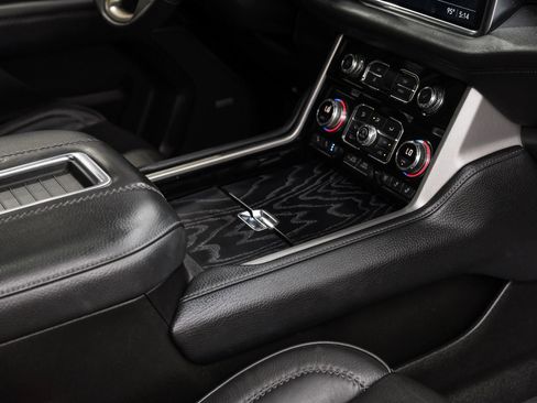 Used 2021 GMC Yukon Denali w/ Denali Premium Package image 27