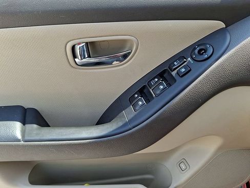 Used 2010 Hyundai Elantra GLS FWD image 15