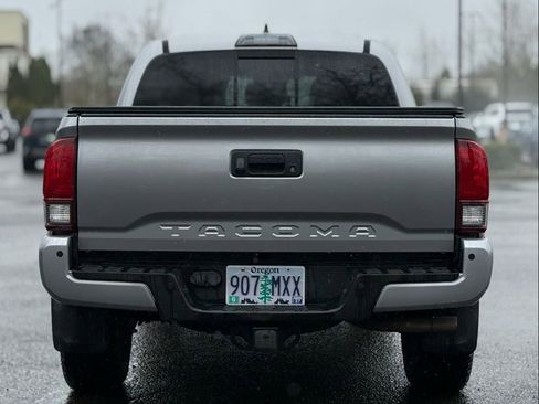 Used 2018 Toyota Tacoma TRD Sport w/ Technology Package image 4