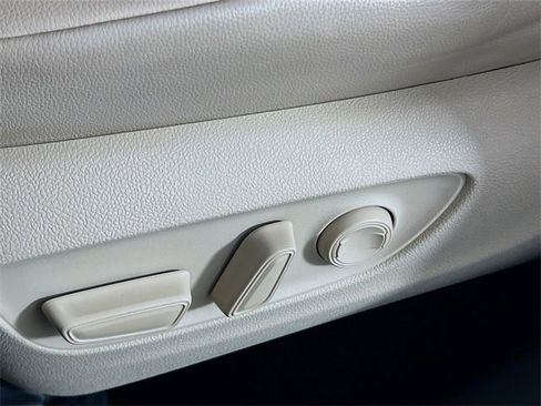 Used 2023 Toyota Highlander XLE image 18