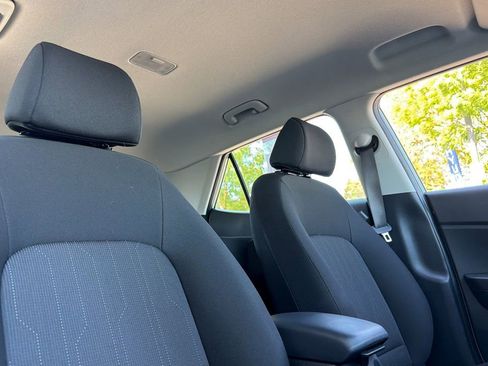 Certified 2025 Hyundai Venue SE FWD image 18