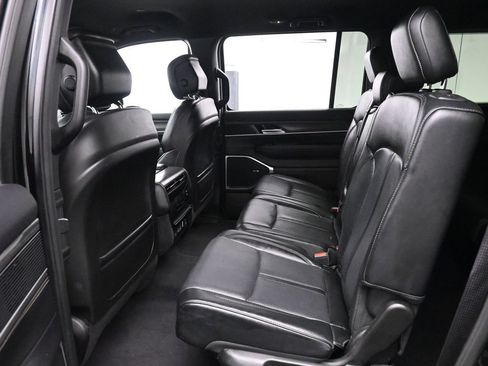 Used 2024 Jeep Wagoneer L Series II w/ Flexible Seating Group AWD/4WD image 17