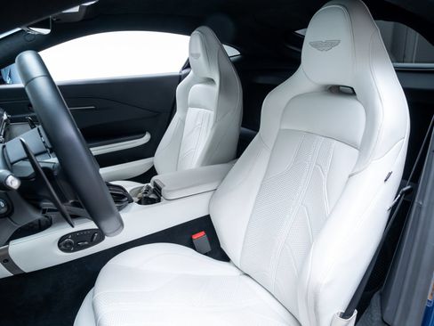 Used 2025 Aston Martin V8 Vantage Coupe RWD image 20