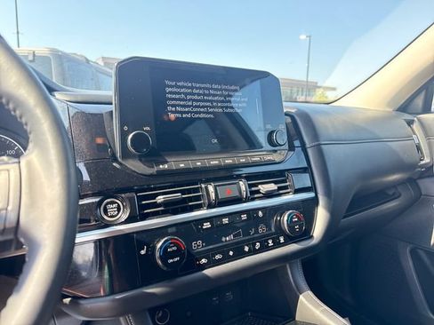 Used 2024 Nissan Pathfinder SL AWD/4WD image 18
