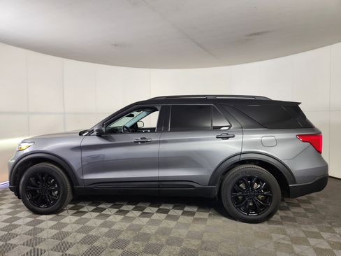 Used 2023 Ford Explorer XLT w/ Equipment Group 202A AWD/4WD image 4