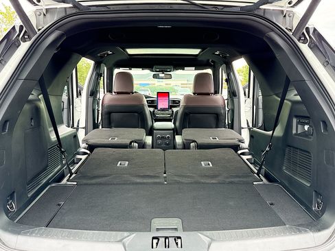 Used 2023 Ford Explorer Platinum w/ Technology Package AWD/4WD image 7