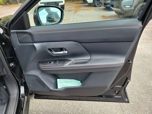 New 2026 Nissan Kicks SR w/ Cold Weather Package FWD image 32