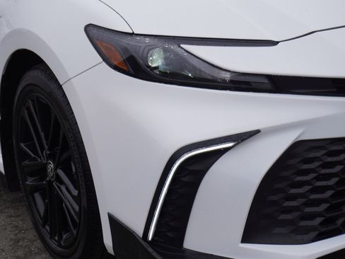 Used 2025 Toyota Camry SE image 3