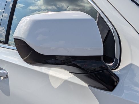 Used 2023 GMC Yukon SLT image 11