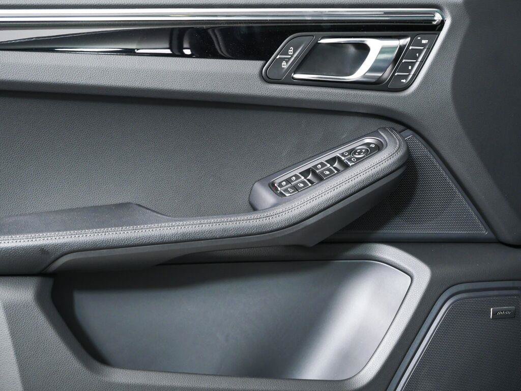 Certified 2026 Porsche Macan AWD/4WD image 6