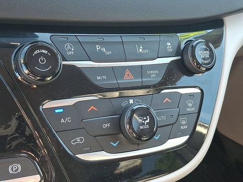 Used 2023 Chrysler Pacifica Touring-L FWD image 16