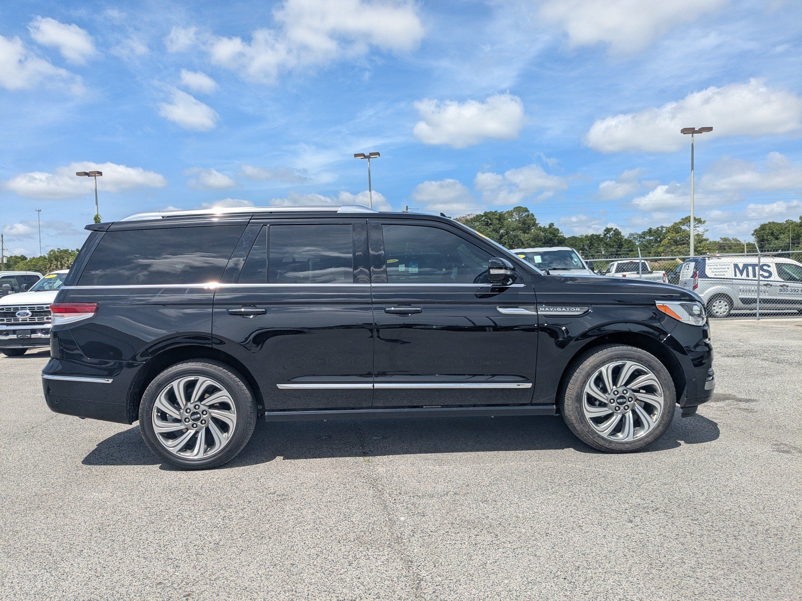 Used 2023 Lincoln Navigator Reserve AWD/4WD image 3