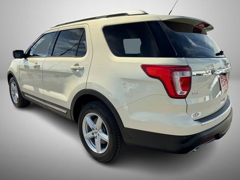 Used 2018 Ford Explorer XLT w/ Equipment Group 202A image 4