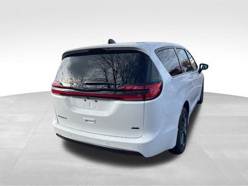 New 2026 Chrysler Pacifica Select image 5