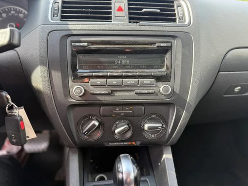 Used 2012 Volkswagen Jetta SE FWD image 12