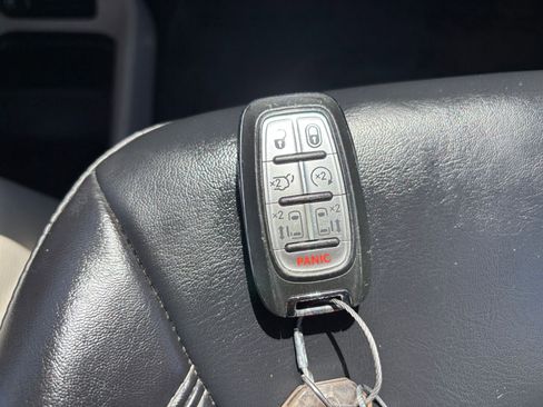 Used 2023 Chrysler Pacifica Touring-L FWD image 21