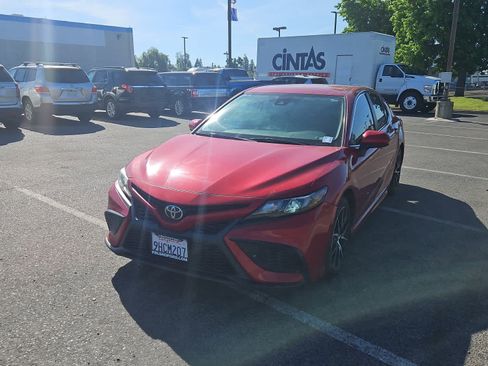 Used 2021 Toyota Camry SE image 1