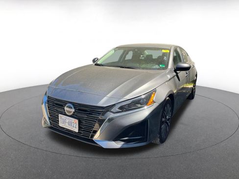 Used 2025 Nissan Altima 2.5 SV FWD image 9