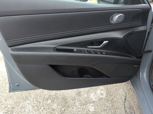 Used 2021 Hyundai Elantra Limited image 12