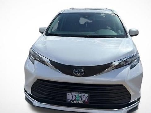 Used 2022 Toyota Sienna XLE w/ XLE Plus Package image 4