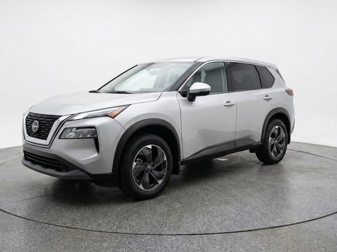 Used 2025 Nissan Rogue SV FWD image 3