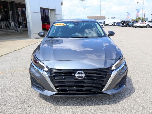 Used 2025 Nissan Altima 2.5 SV FWD image 8