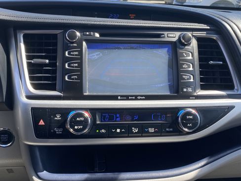 Used 2016 Toyota Highlander XLE image 11