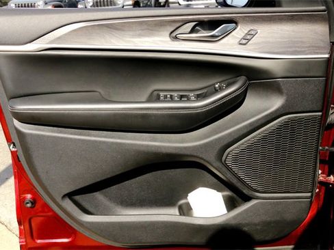 Used 2023 Jeep Grand Cherokee Limited w/ Luxury Tech Group II image 20