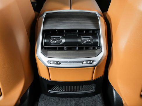 Used 2023 BMW 740i w/ Parking Assistance Package image 86