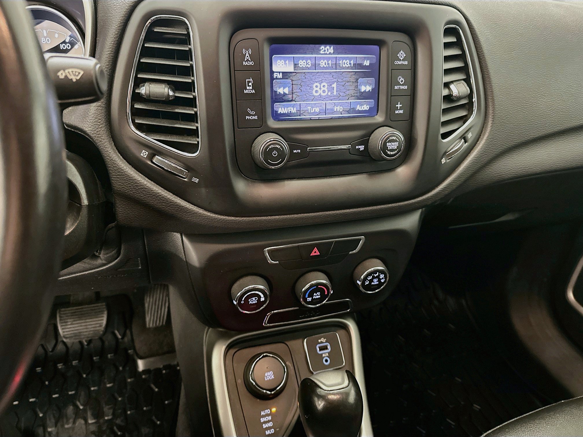 Used 2018 Jeep Compass Latitude AWD/4WD image 25