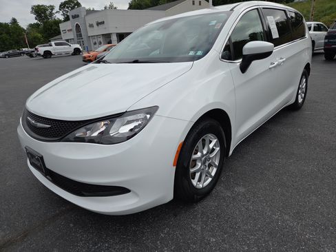 Certified 2022 Chrysler Voyager LX FWD image 8
