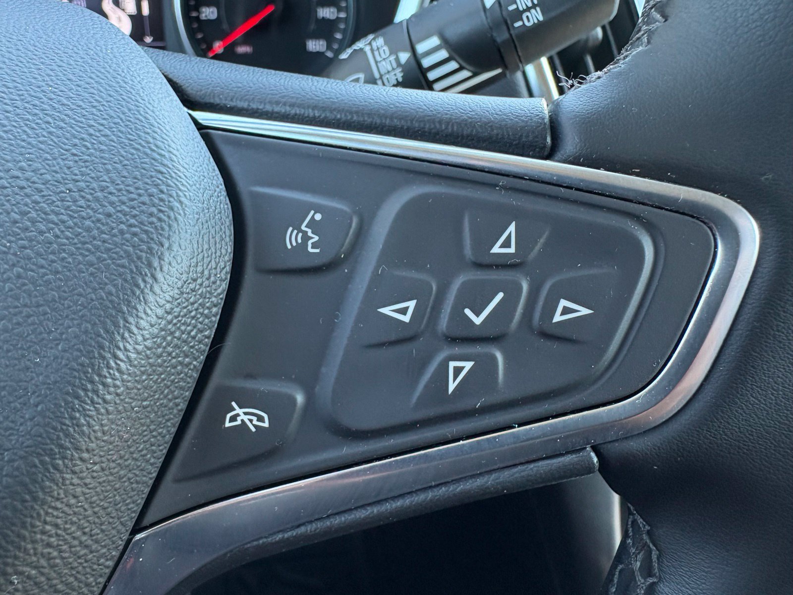 Used 2024 Chevrolet Equinox LT FWD image 16